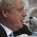 El primer ministro británico y líder del Partido Conservador, Boris Johnson, con su perro ‘Dilyn’, ayer luego de votar en el Methodist Central Hall, en Westminster, Londres. Foto Ap