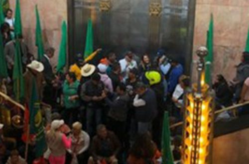 Campesinos de la UNTA toman el recinto de Bellas Artes en protesta por un cuadro en la exposición "Emiliano Zapata después de Zapata" que se exhibe en una de las salas. Foto Alfredo Domínguez