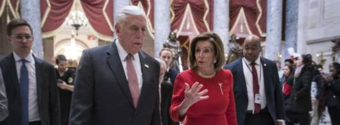 Steny Hoyer y Nancy Pelosi, líderes de la Cámara de Representantes, durante un receso de la sesión en la cual se aprobó el T-MEC. Foto Afp