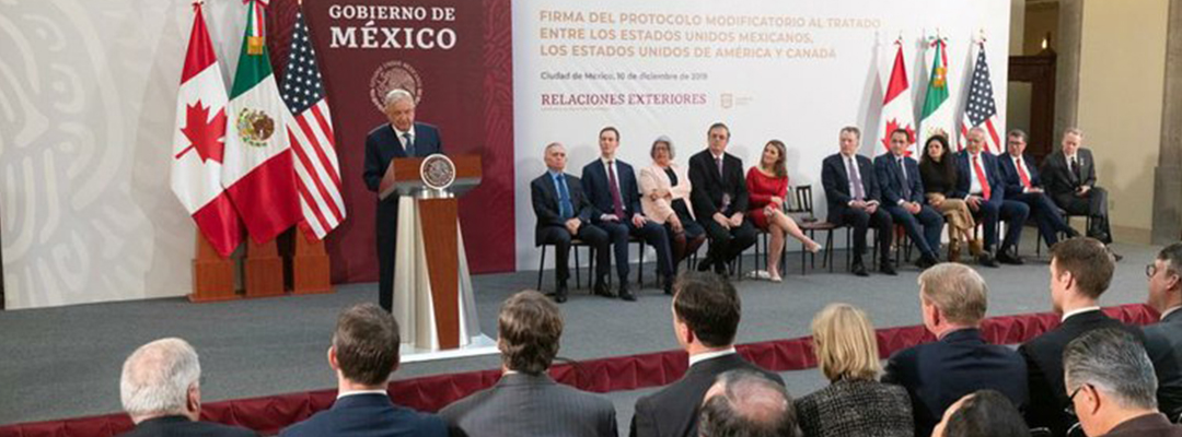 Ante los negociadores de Estados Unidos, Canadá y México, desde Palacio Nacional, el presidente Andrés Manuel López Obrador celebró que se logró un acuerdo en torno al T-MEC. Foto Pablo Ramos