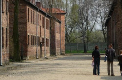 La leyenda en la entrada del campo de concentración de Auschwitz se traduce como: "El trabajo hace libre". Foto Alia Lira Hartmann.