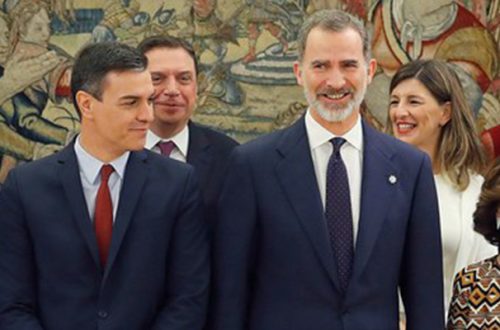 El líder de Podemos, Pablo Iglesias, el primer ministro, Pedro Sánchez, el rey Felipe VI y Carmen Calvo, en el Palacio de la Zarzuela en Madrid. Foto Ap