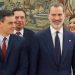 El líder de Podemos, Pablo Iglesias, el primer ministro, Pedro Sánchez, el rey Felipe VI y Carmen Calvo, en el Palacio de la Zarzuela en Madrid. Foto Ap