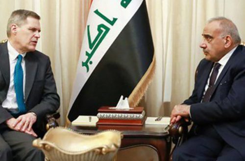 El primer ministro iraquí, Adil Abdul-Mahdi (derecha), y el embajador estadunidense en Irak, Matthew Tueller, hoy en Bagdad. Foto Ap