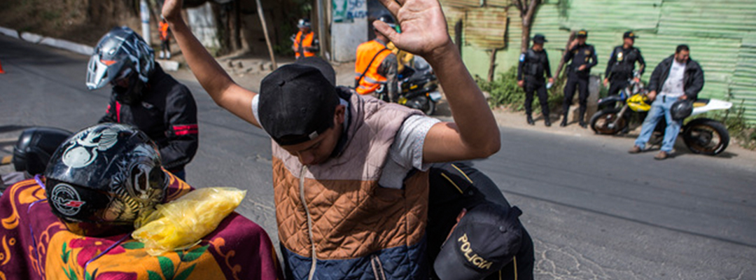 Un policía revisa a un motociclista en El Milagro, en Mixco, a las afueras de Guatemala. Foto Ap