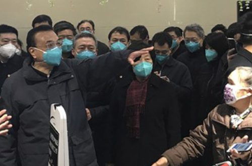 El primer ministro chino, Li Kequiang, visitó Wuhan, el epicentro de la epidemia de coronavirus, este lunes. Foto Ap