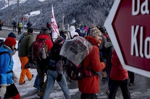 Cientos de activistas climáticos participan en una marcha de tres días hacia Davos, como una forma de protesta. Foto Ap