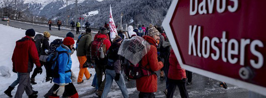 Cientos de activistas climáticos participan en una marcha de tres días hacia Davos, como una forma de protesta. Foto Ap