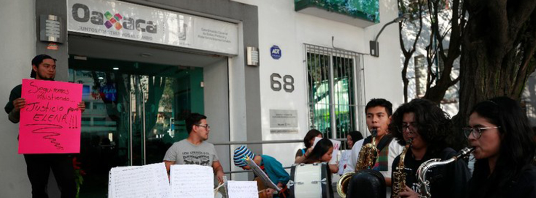 En la alcaldía Miguel Hidalgo, estudiantes de música protestaron contra la agresión a la saxofonista María Elena Ríos Ortiz. Foto Alfredo Domínguez