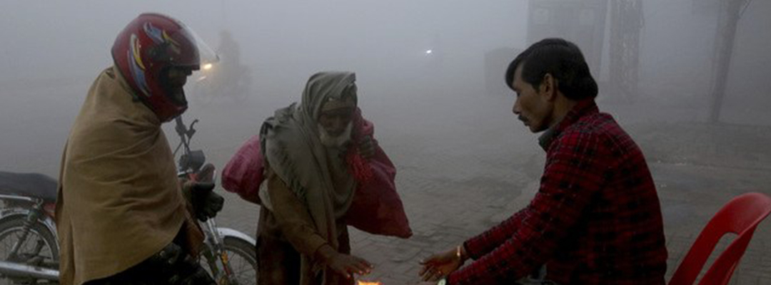 Personas se reúnen en torno a un pequeño fuego durante una mañana fría en Lahore, Pakistán. Foto Ap