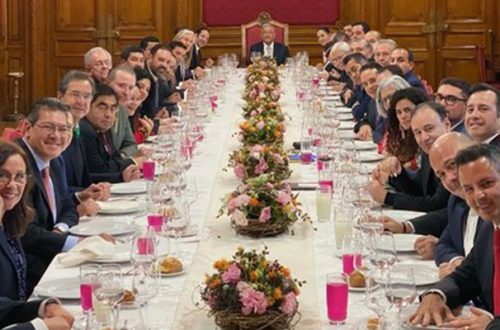 Comida ofrecida por el presidente, Andrés Manuel López Obrador a gobernadores en Palacio Nacional. Foto tomada de la cuenta de Twitter @lopezobrador_
