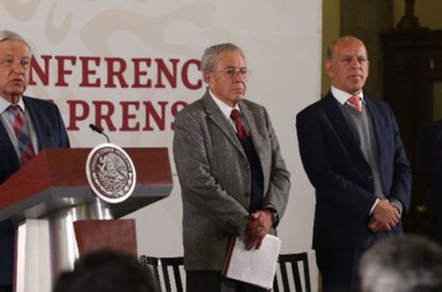 El Presidente Andrés Manuel López Obrador y funcionarios del sector salud, en la conferencia matutina del 16 de enero de 2020. Foto Jesús Villaseca