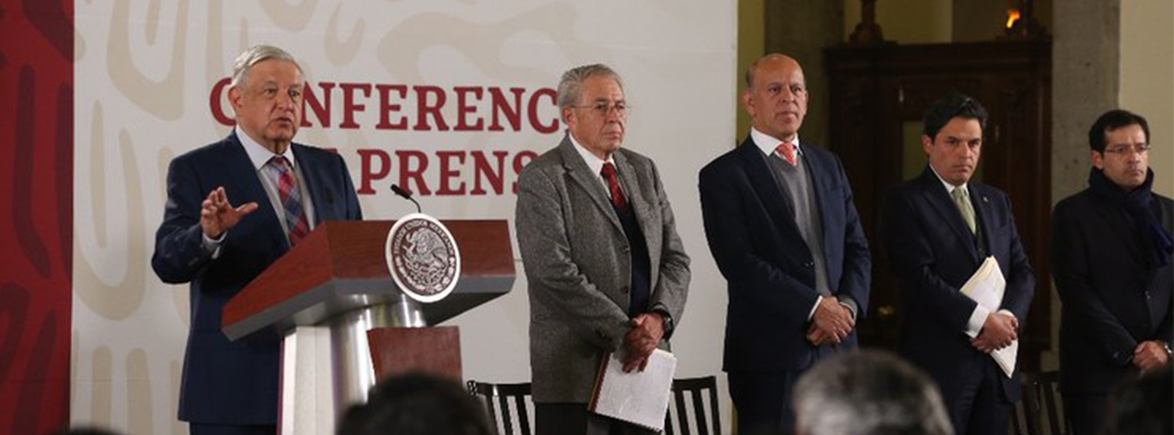 El Presidente Andrés Manuel López Obrador y funcionarios del sector salud, en la conferencia matutina del 16 de enero de 2020. Foto Jesús Villaseca