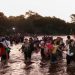 Migrantes a su paso por el Río Suchiate este 23 de enero de 2020. Foto Víctor Camacho