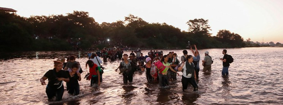 Migrantes a su paso por el Río Suchiate este 23 de enero de 2020. Foto Víctor Camacho