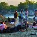 Algunos migrantes permanecen a un costado del Río Suchiate. Foto: Especial
