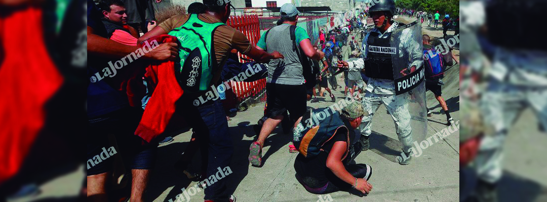 La policía disparó gases lacrimógenos para tratar de contener a los migrantes centroamericanos, pero varios lograron ingresar a Ciudad Hidalgo, cabecera del municipio de Suchiate. Foto/Víctor Camacho