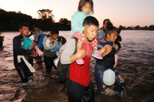 Migrantes cruzan el río Suchiate, el 23 de enero de 2020. Foto Víctor Camacho