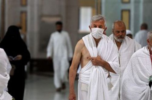 Peregrinos musulmanes utilizan tapabocas en la Gran Mezquita, ante el temor del contagio de coronavirus. Arabia Saudita suspendió la entrada a la Meca, como medida preventiva. Foto Afp
