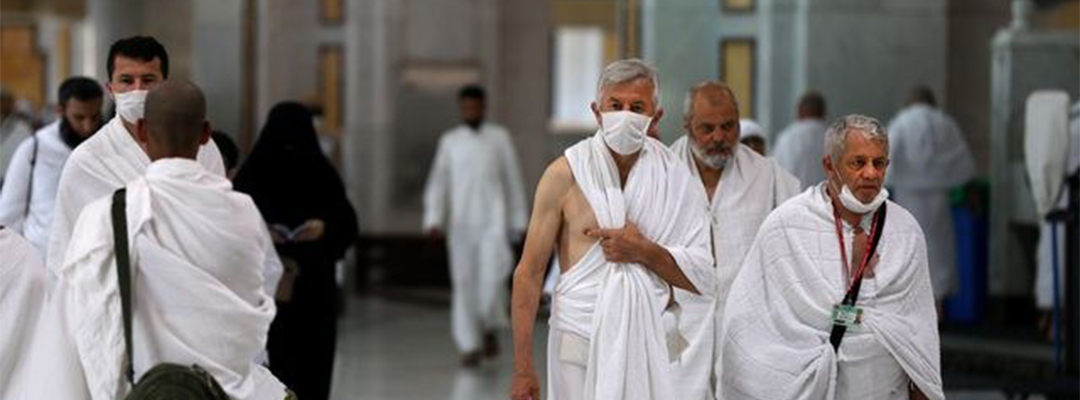 Peregrinos musulmanes utilizan tapabocas en la Gran Mezquita, ante el temor del contagio de coronavirus. Arabia Saudita suspendió la entrada a la Meca, como medida preventiva. Foto Afp