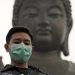 El presidente chino, Xi Jinping, dijo ayer a la población que “debe tener confianza” de que se ganará la batalla contra la llamada epidemia de Wuhan. Se informó que la cifra de contagios ascendió a 42 mil 638. La imagen es de un turista en Hong Kong. Foto Ap
