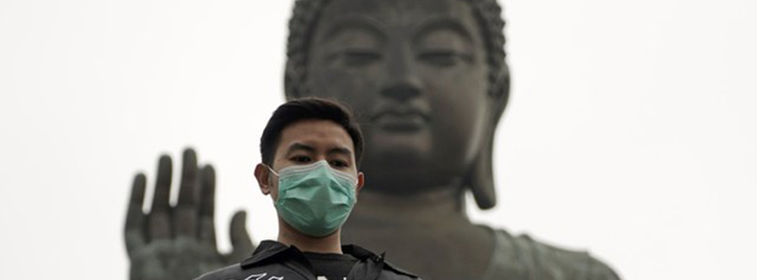 El presidente chino, Xi Jinping, dijo ayer a la población que “debe tener confianza” de que se ganará la batalla contra la llamada epidemia de Wuhan. Se informó que la cifra de contagios ascendió a 42 mil 638. La imagen es de un turista en Hong Kong. Foto Ap