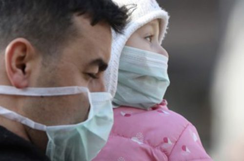 Italia, donde van seis muertos por coronavirus, instaló ayer un cordón sanitario en 10 ciudades para contener los contagios. La imagen, en la Plaza del Duomo, en Milán. Foto Afp