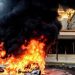 Los automóviles arden en llamas frente al Hotel O'Higgins después de ser incendiados por los manifestantes durante una protesta en Viña del Mar, Chile, el 23 de febrero de 2020. Foto Afp