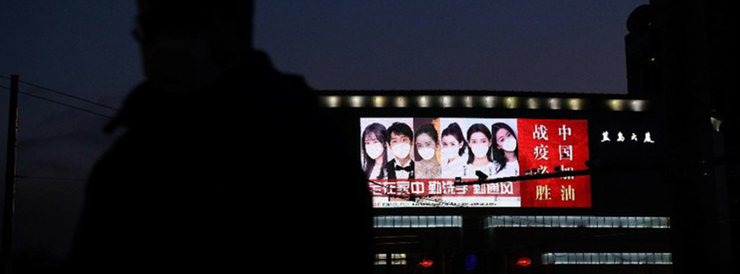 Una pantalla gigante muestra un eslogan de apoyo que dice "Vamos China; prevalece contra la epidemia" en un edificio en Beijing. Foto Afp