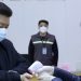 El presidente chino Xi Jinping apareció en público con una máscara de protección y dejándose tomar la temperatura, como hacen a diario millones de chinos. Foto Ap