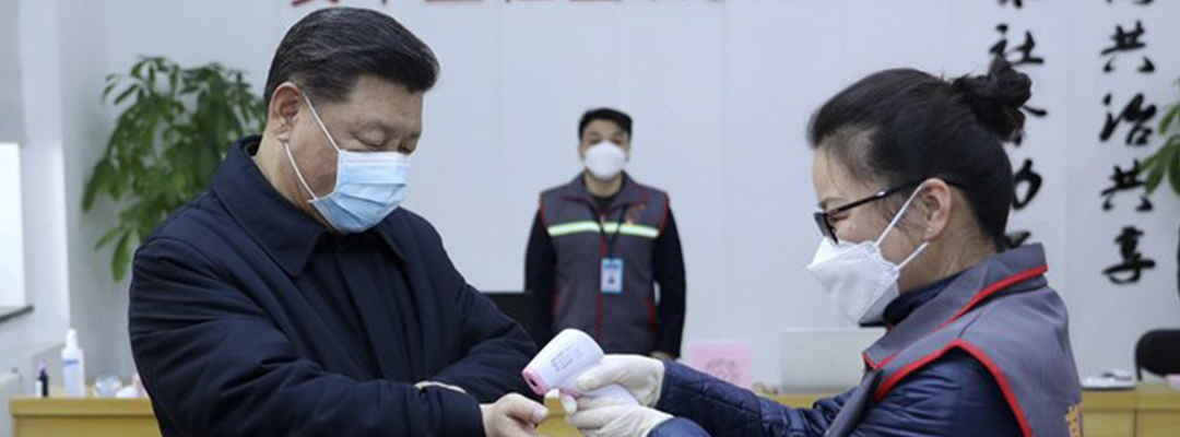 El presidente chino Xi Jinping apareció en público con una máscara de protección y dejándose tomar la temperatura, como hacen a diario millones de chinos. Foto Ap