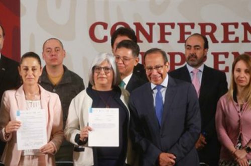 En la firma del padrón de confianza ciudadana, el presidente Andrés López Obrador con funcionarios públicos y líderes empresariales, durante la conferencia matutina del 26 de febrero de 2020. Foto Guillermo Sologuren