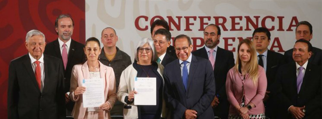 En la firma del padrón de confianza ciudadana, el presidente Andrés López Obrador con funcionarios públicos y líderes empresariales, durante la conferencia matutina del 26 de febrero de 2020. Foto Guillermo Sologuren