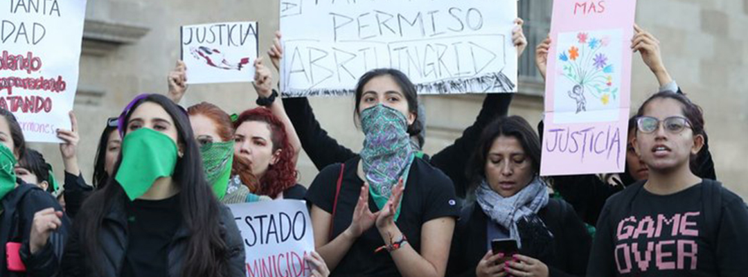 Un grupo de mujeres se manifiesta afuera de Palacio Nacional en rechazo de que “la solución” para erradicar la violencia de género sea “moralizando” a la sociedad, el 18 de febrero de 2020. Foto Yazmín Ortega Cortés