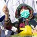 Un paciente recuperado de coronavirus, de 83 años, abandonó ayer el hospital Leishenshan, recién construido para atender la emergencia de salud en Wuhan, capital de Hubei, donde surgió el brote. El primer grupo de pacientes infectados fue dado de alta ayer, según medios locales. La cifra de muertos por el Covid-19 llegó a 2 mil cuatro. Foto Afp