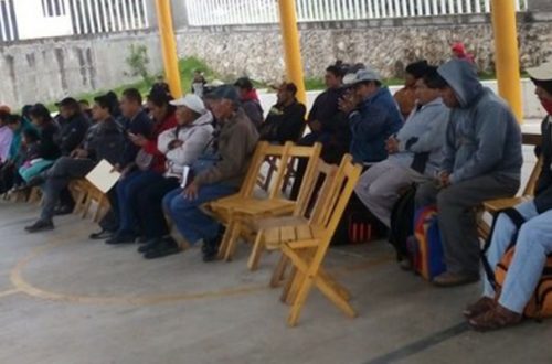 Foro realizado por organizaciones ciudadanas en el municipio de Huixtán, para exigir a la CFE condonar adeudos de miles de usuarios. Foto La Jornada