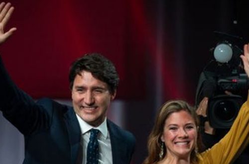 El primer ministro candiense, Justin Trudeau, realiza actividades de gobierno a distancia desde su hogar, en una cuarentena autoimpuesta después de que su esposa dio positivo en Covid-19. Foto Afp