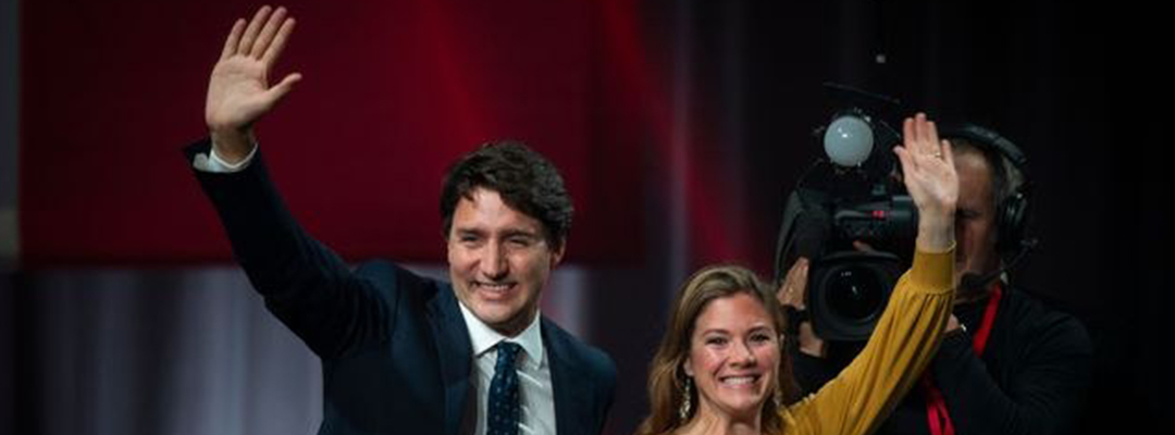 El primer ministro candiense, Justin Trudeau, realiza actividades de gobierno a distancia desde su hogar, en una cuarentena autoimpuesta después de que su esposa dio positivo en Covid-19. Foto Afp