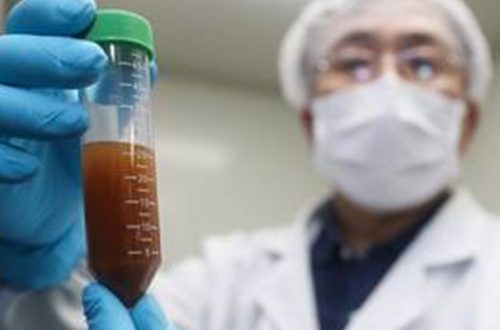 Un investigador chino muestra la vacuna experimental desarrollada en la plataforma mRNA. Foto Xinhua