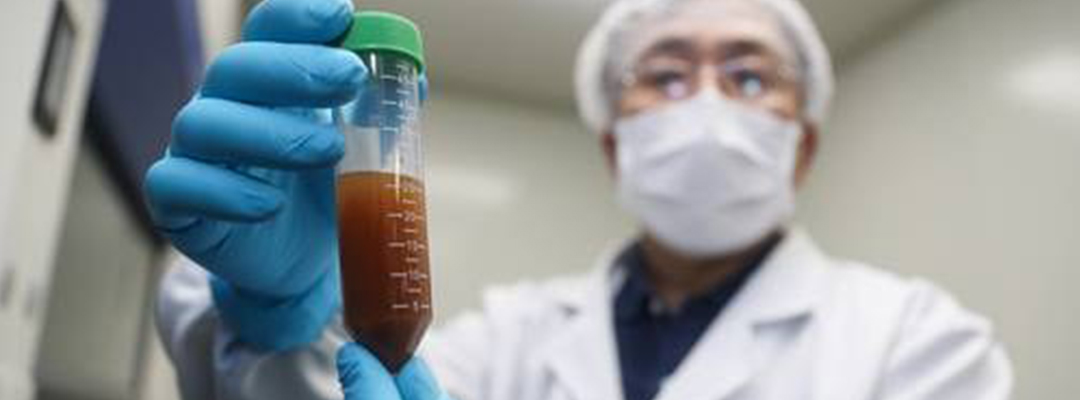 Un investigador chino muestra la vacuna experimental desarrollada en la plataforma mRNA. Foto Xinhua