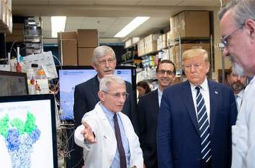 El presidente estadunidense, Donald Trump, visita el Instituto Nacional de Alergias e Infecciones en Maryland. Foto Afp
