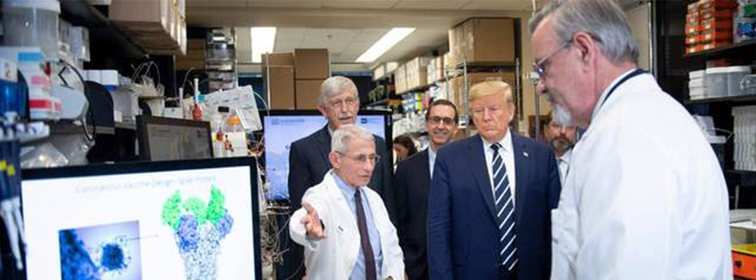 El presidente estadunidense, Donald Trump, visita el Instituto Nacional de Alergias e Infecciones en Maryland. Foto Afp