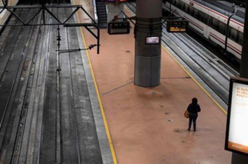 La estación de trenes de Atocha, en Madrid, casi desierta este lunes. Foto Afp