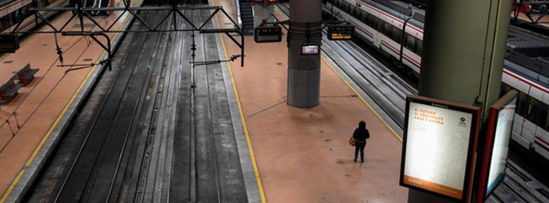 La estación de trenes de Atocha, en Madrid, casi desierta este lunes. Foto Afp