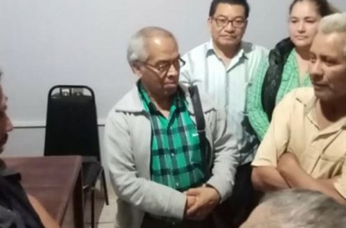 Ya liberado, el diácono Arsenio Velasco Rodríguez (playera beige) fue recibido por autoridades municipales de Las Margaritas. Foto La Jornada