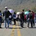 Maestros del Nivel de Educación Indígena bloquean la carretera de cuota San Cristóbal-Tuxtla Gutiérrez. Foto Elio Henríquez