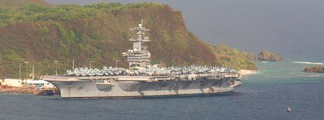 El portaviones de la Armada estadunidense permanece anclado en la base naval de Guam, una isla en el Pacífico. El brote del virus, que afecta a 20 por ciento de la tripulación, se desató a finales de marzo y generó gran polémica en las altas esferas del mando militar. Foto Afp