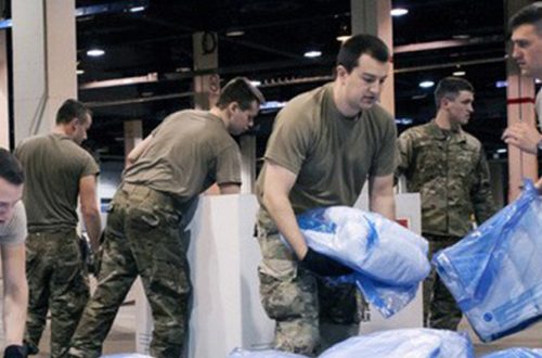 Miembros de la Guardia Nacional empacan equipo médico para atender la pandemia de coronavirus en Chicago. Foto Ap