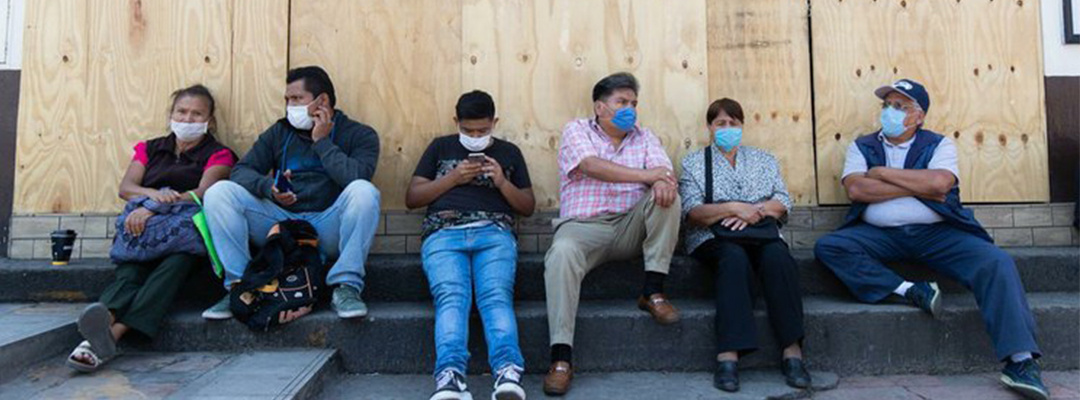 Familiares de un paciente con coronavirus del Hospital General esperan afuera, en la colonia Doctores, de la Ciudad de México. Foto Pablo Ramos