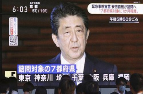 El primer ministro japonés, Shinzo Abe, afirmó que su gobierno planea declarar el estado de emergencia por el coronavirus en el país. Foto Ap
